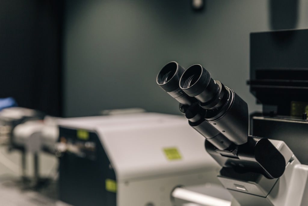 side-of-lab-microscope - VETRAPHARM